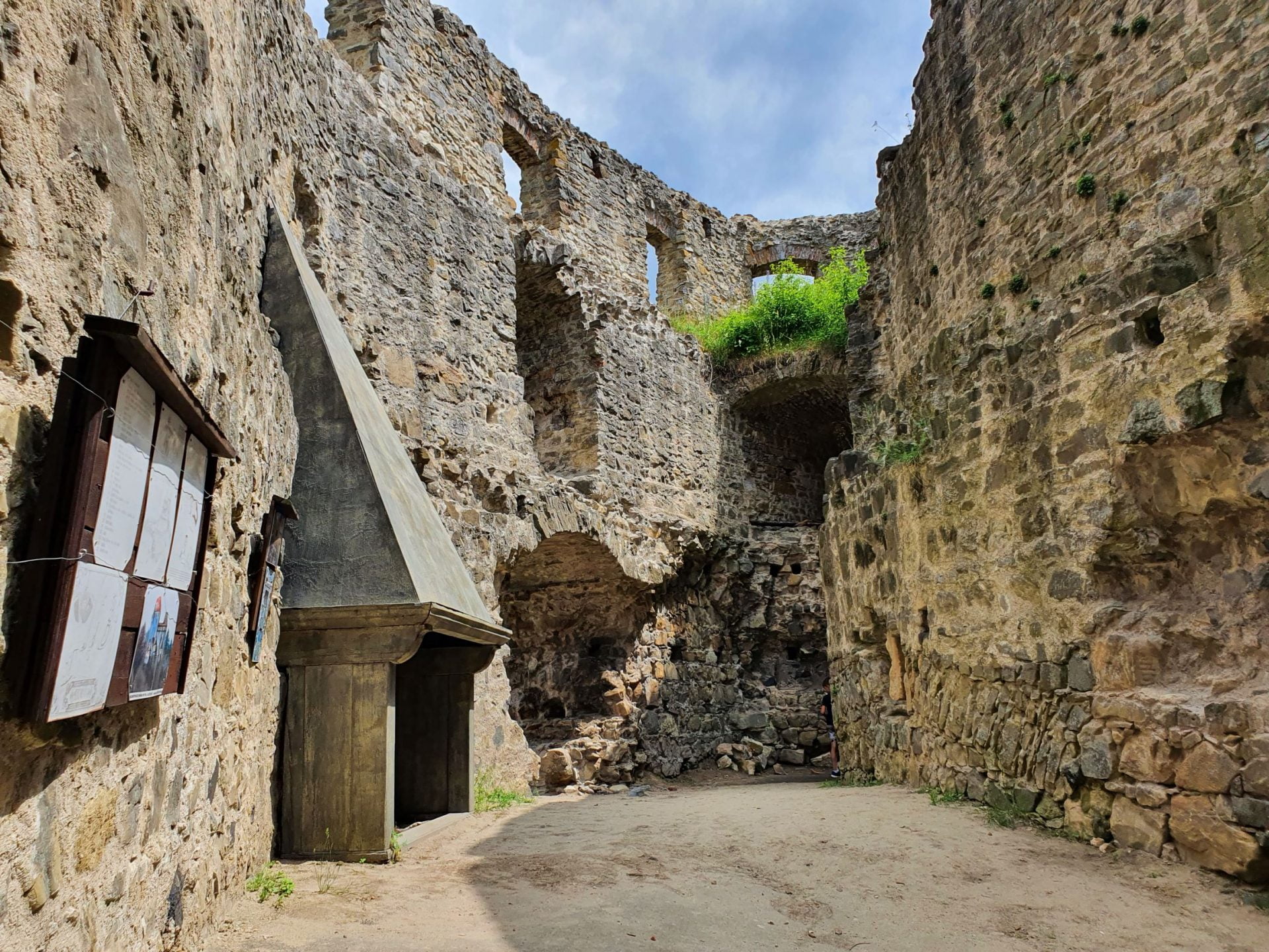 Skalní hrad Valečov