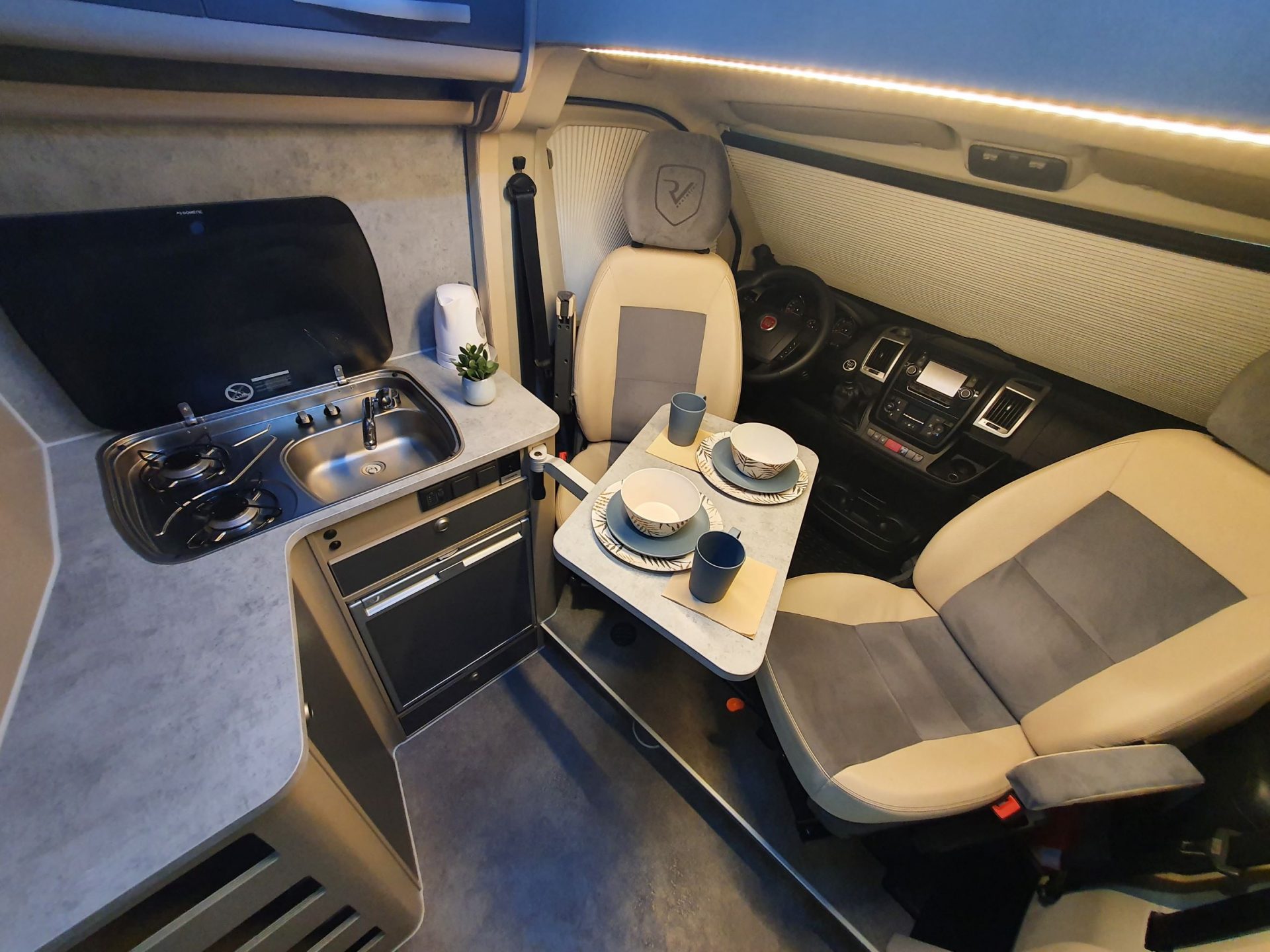 Evo Comfort - kuchyň a přední salón