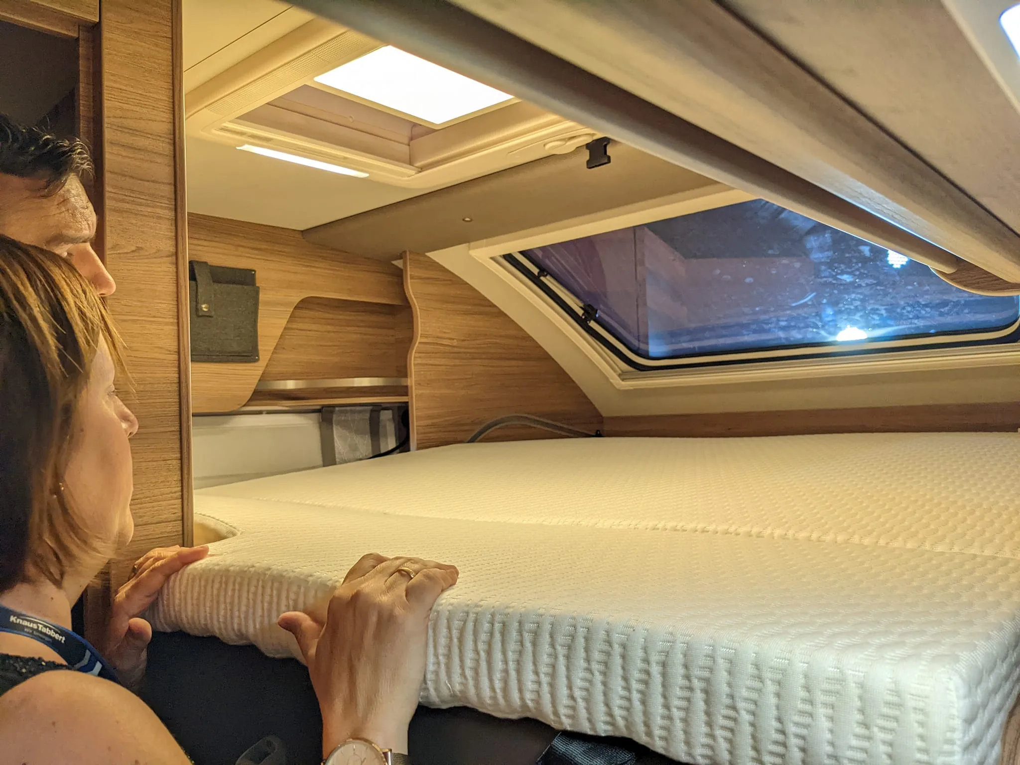 Knaus Tourer Van - přední stahovací lůžko