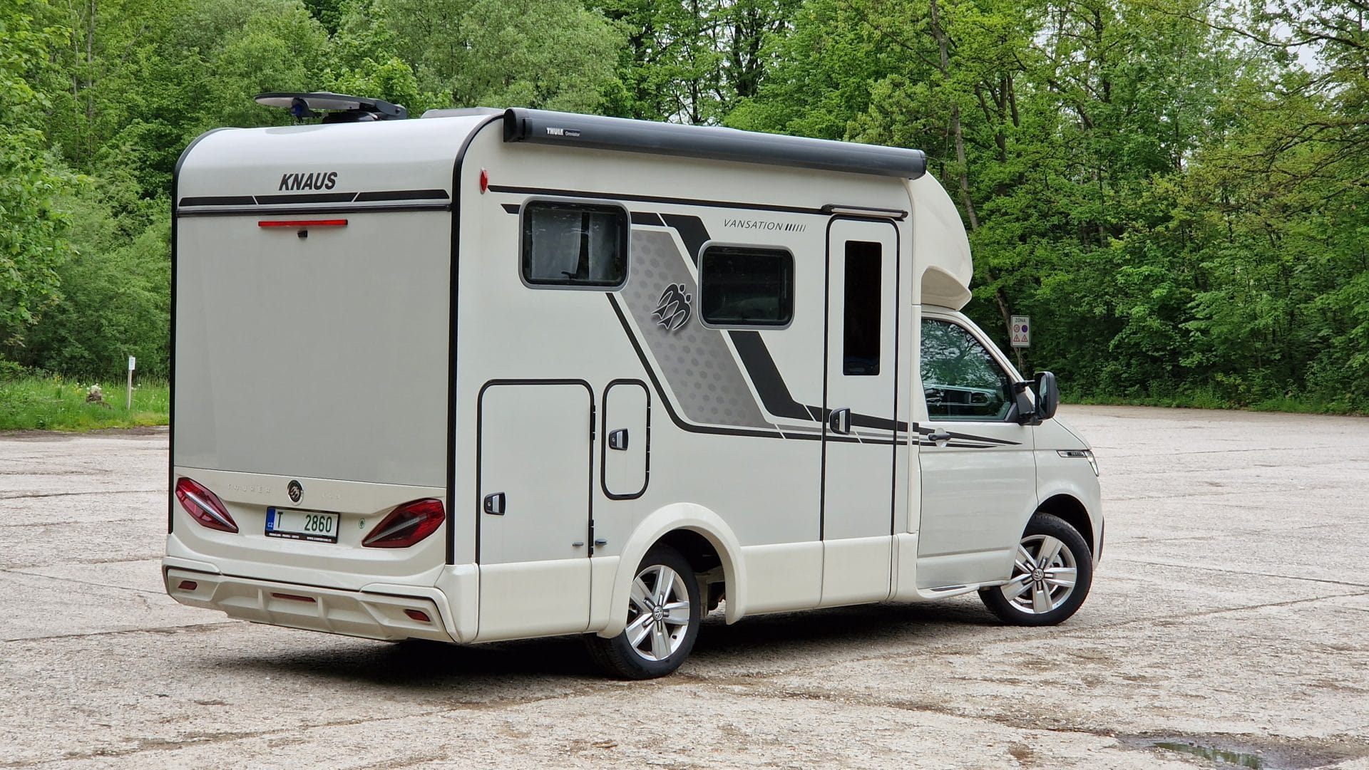 Zadní pohled na Knaus Tourer Van 500MQ