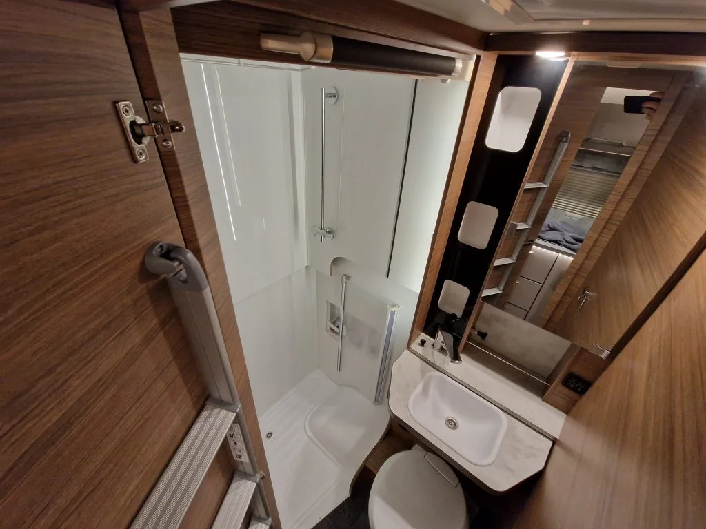 Koupelna ve voze Knaus Tourer Van 500MQ