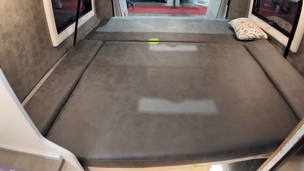 Zadní lůžko MegaMobil Mega Lounge 600