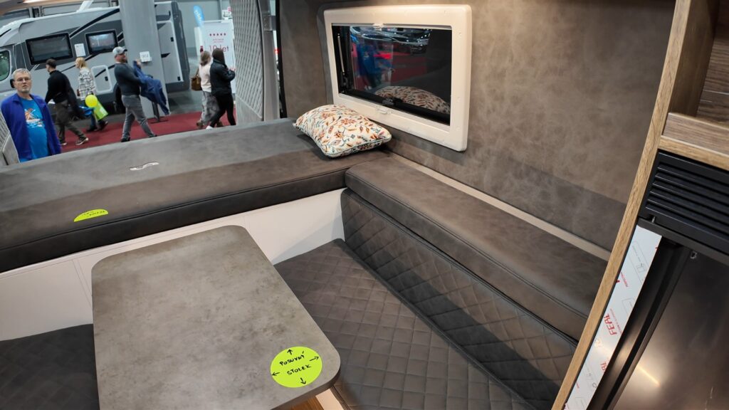 Zadní salón vozu MegaMobil Mega Lounge 600