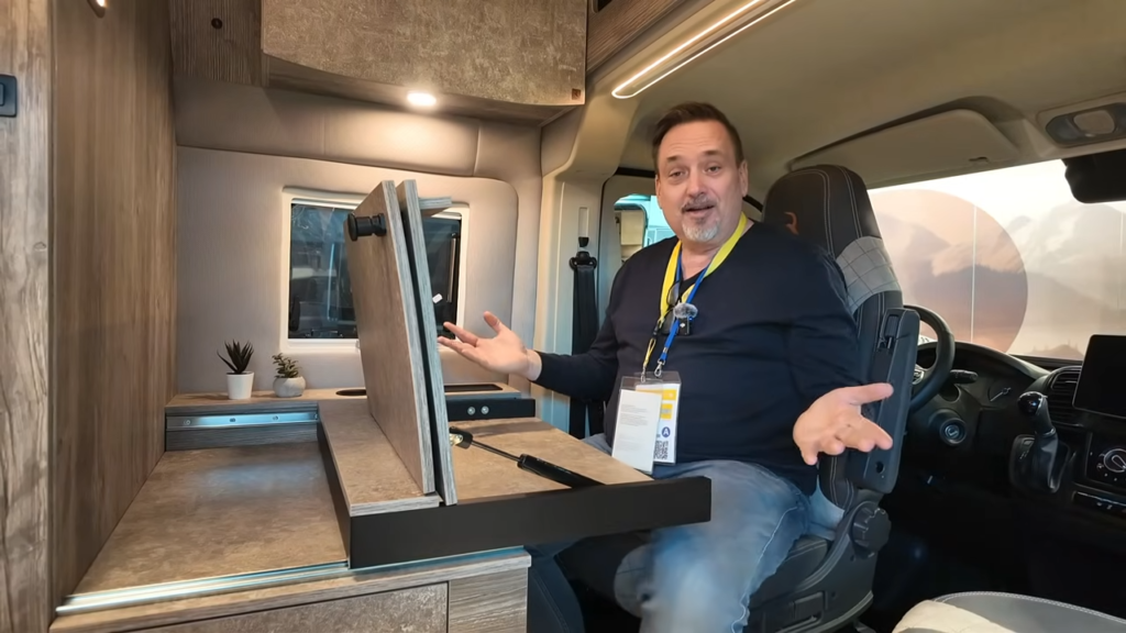 Robeta Helios - pracovní stolek