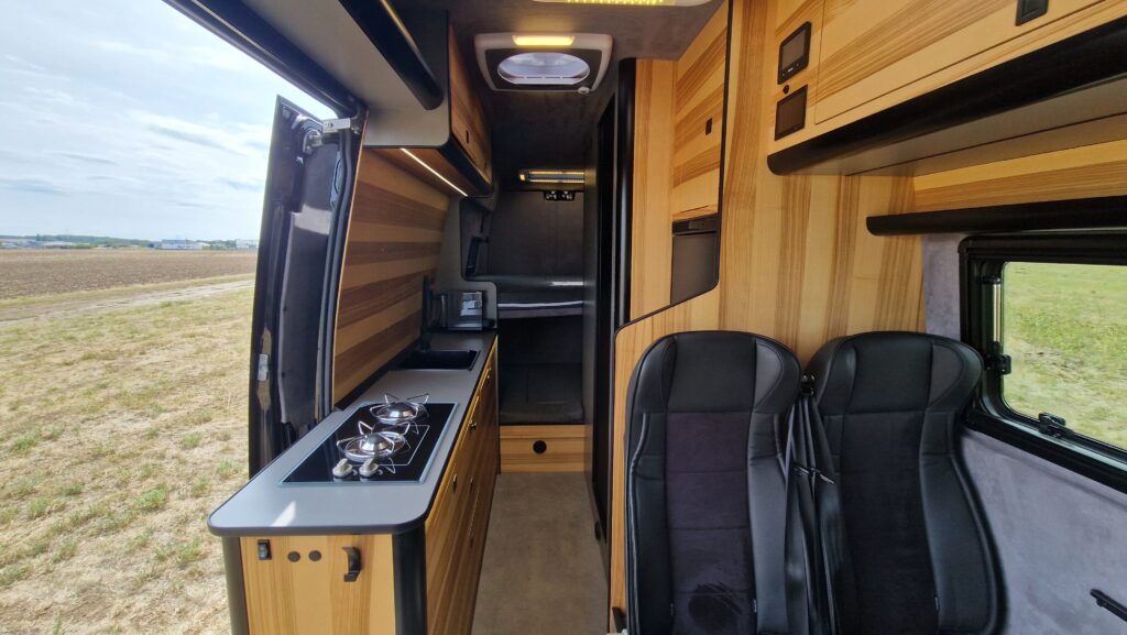Obytná dodávka Iveco Daily - interiér